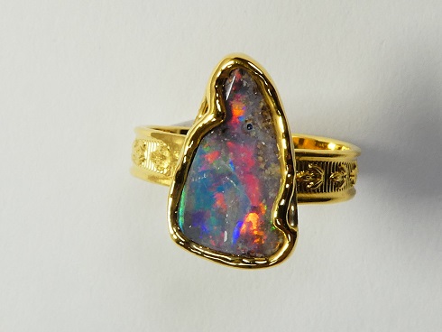 Opal Ring rot leuchtend